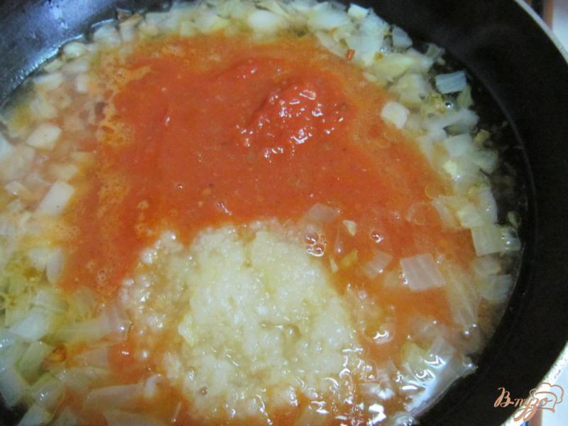Фото приготовление рецепта: Куриные бедрышки под соусом барбекю и вареньем из персиков шаг №3