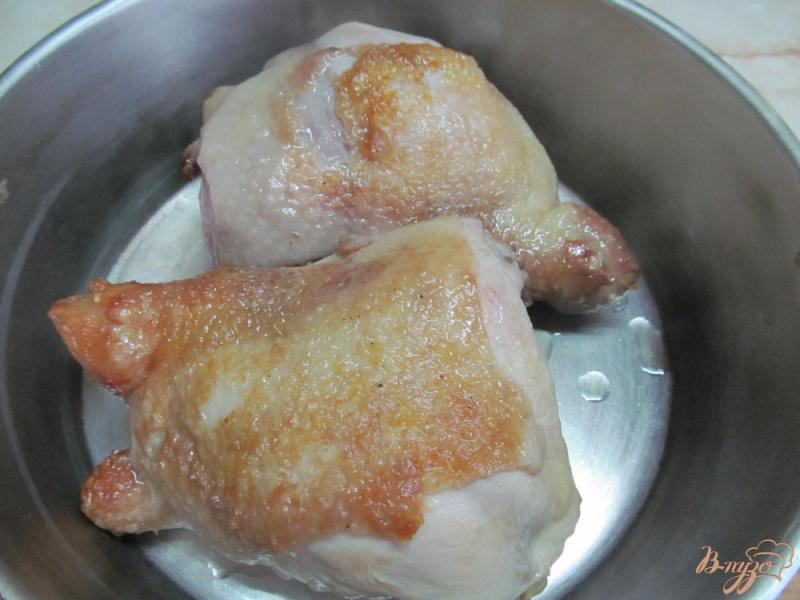 Фото приготовление рецепта: Куриные бедрышки под соусом барбекю и вареньем из персиков шаг №5