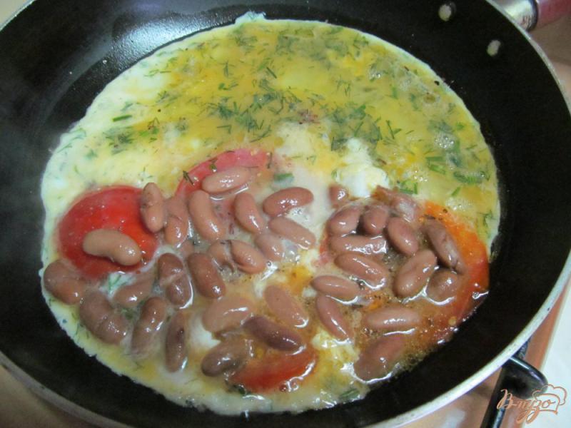 Фото приготовление рецепта: Яичница с помидором и фасолью шаг №3