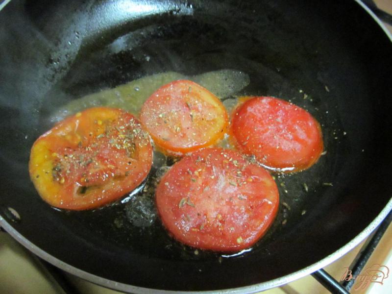 Фото приготовление рецепта: Яичница с помидором и фасолью шаг №2