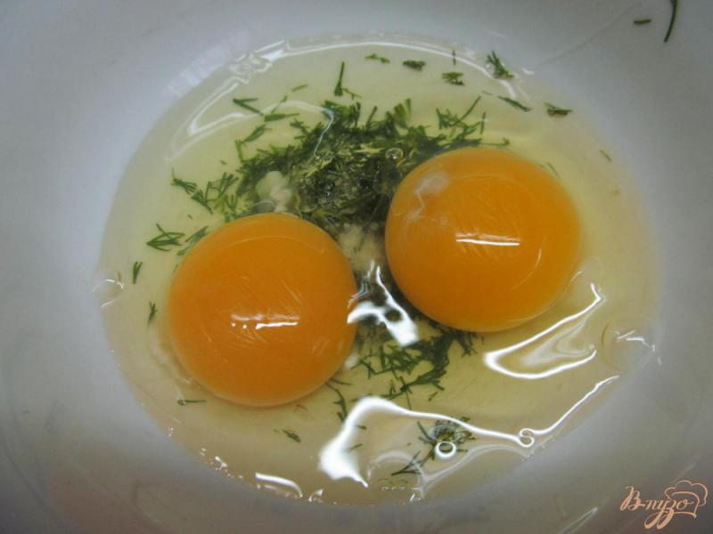 Фото приготовление рецепта: Яичница с помидором и фасолью шаг №1