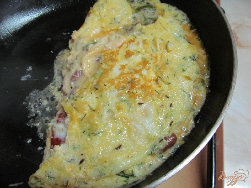 Фото приготовление рецепта: Яичница с помидором и фасолью шаг №4