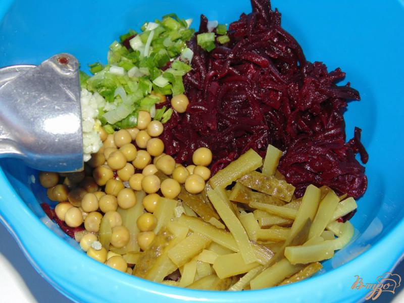 Фото приготовление рецепта: Салат из свеклы с маринованным огурчиком шаг №4