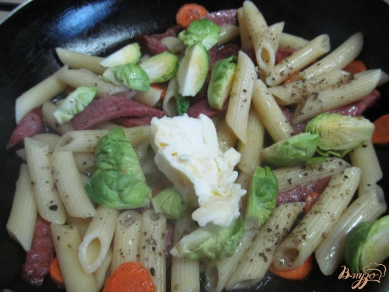Фото приготовление рецепта: Теплый салат из макарон капусты и салями шаг №5
