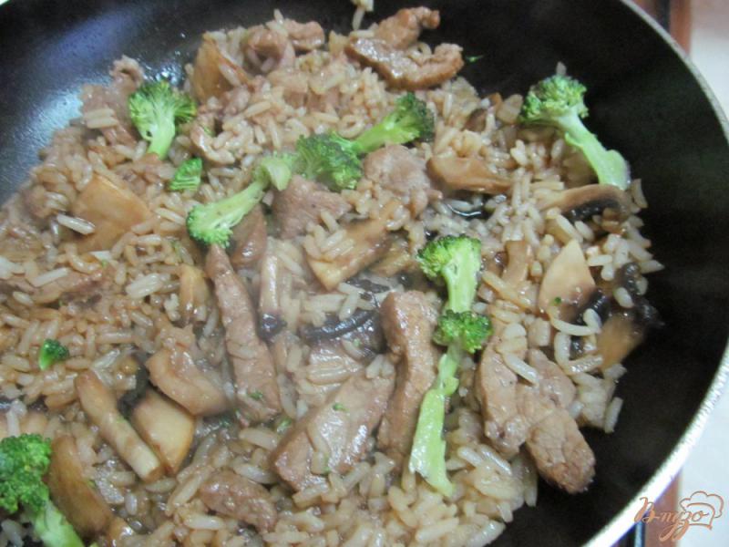Фото приготовление рецепта: Жареный рис со свининой шаг №5