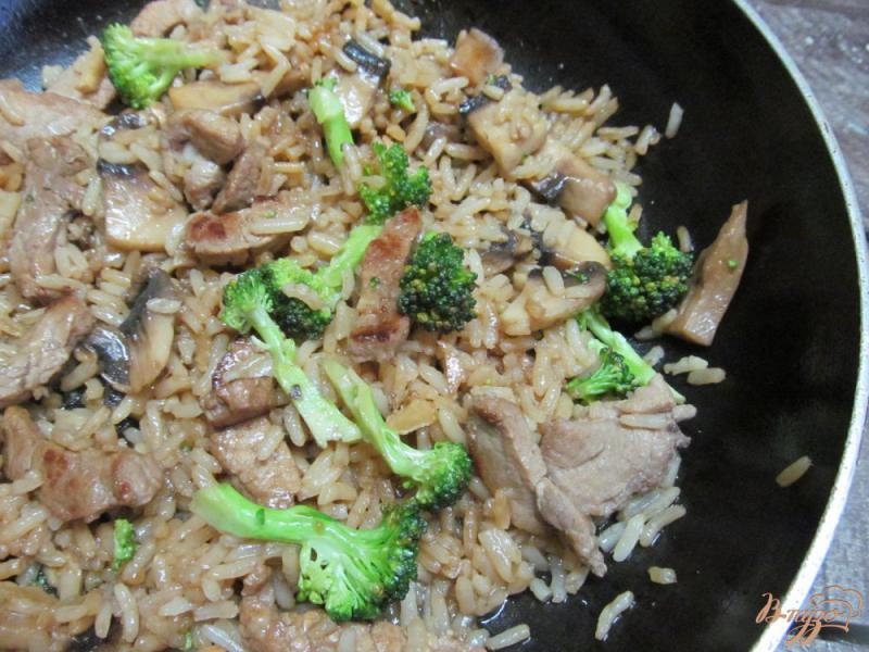 Фото приготовление рецепта: Жареный рис со свининой шаг №6