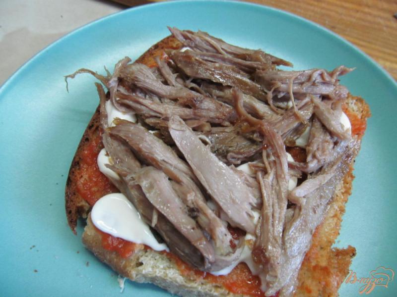 Фото приготовление рецепта: Бутерброд с утиным мясом шаг №3