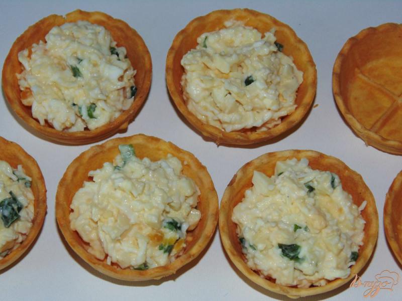 Фото приготовление рецепта: Тарталетки с яйцом, копченым сыром и зеленым луком шаг №6
