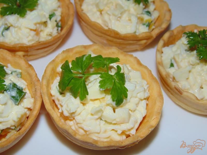 Фото приготовление рецепта: Тарталетки с яйцом, копченым сыром и зеленым луком шаг №7