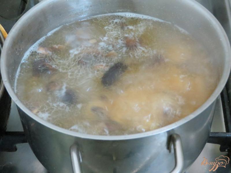Фото приготовление рецепта: Суп с фрикадельками и опятами шаг №7