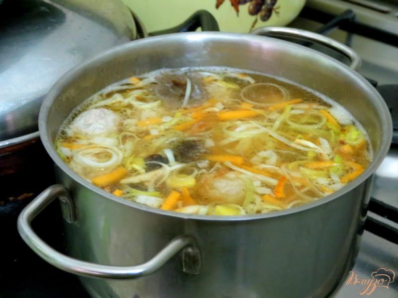 Фото приготовление рецепта: Суп с фрикадельками и опятами шаг №10