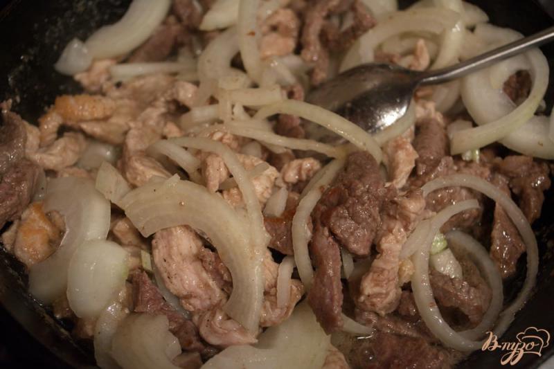 Фото приготовление рецепта: Жаркое на сковороде с двумя видами мяса шаг №7
