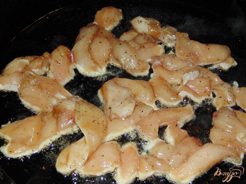 Фото приготовление рецепта: Макароны с маринованным мясом индейки шаг №6