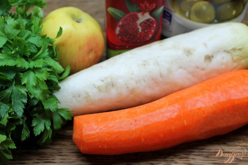 Фото приготовление рецепта: Салат из дайкона, моркови и яблока шаг №1