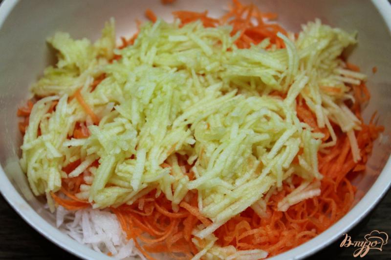 Фото приготовление рецепта: Салат из дайкона, моркови и яблока шаг №4