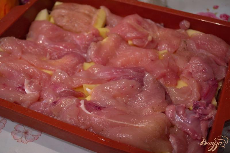 Фото приготовление рецепта: Картофель с куриными отбивными в духовке шаг №3