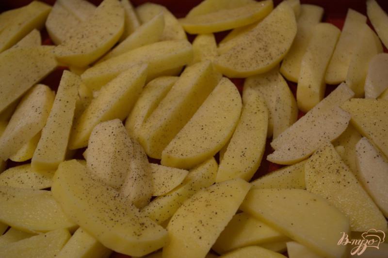 Фото приготовление рецепта: Картофель с куриными отбивными в духовке шаг №2