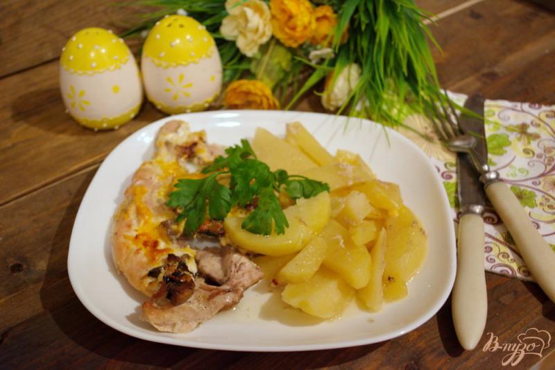 Фото приготовление рецепта: Картофель с куриными отбивными в духовке шаг №6