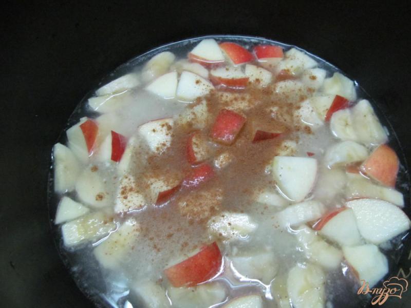 Фото приготовление рецепта: Рисовая каша с бананом и яблоком в мультиварке шаг №4