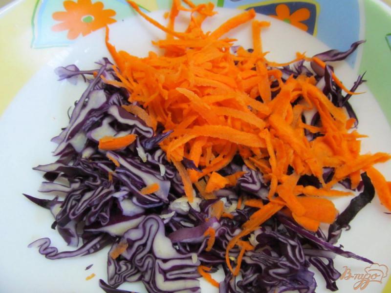 Фото приготовление рецепта: Салат из красной капусты с крабовыми палочками шаг №2