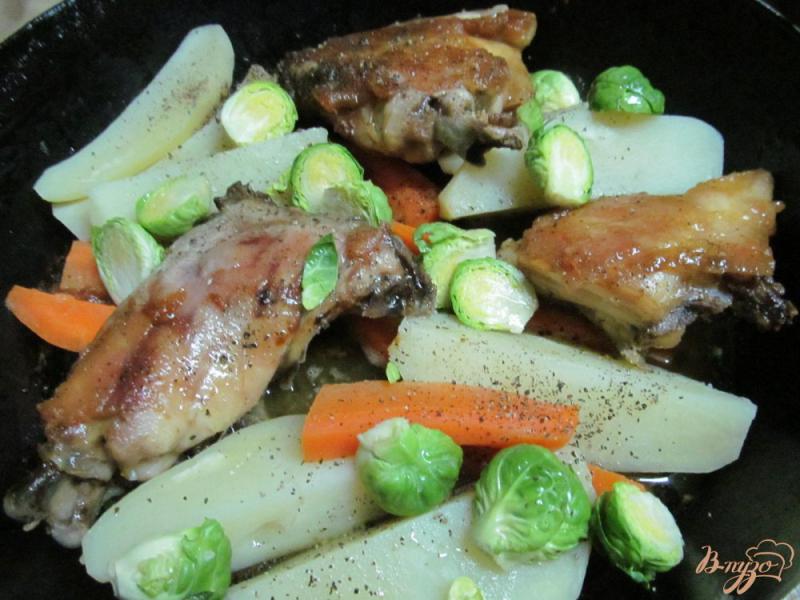 Фото приготовление рецепта: Куриные бедра с картофелем и брюссельской капустой шаг №4