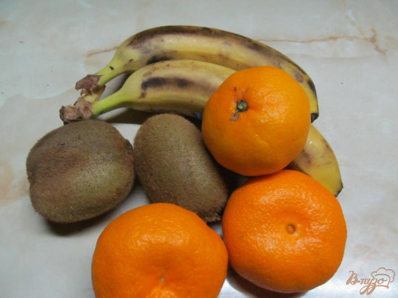 Фото приготовление рецепта: Смузи из мандарина киви и банана шаг №1