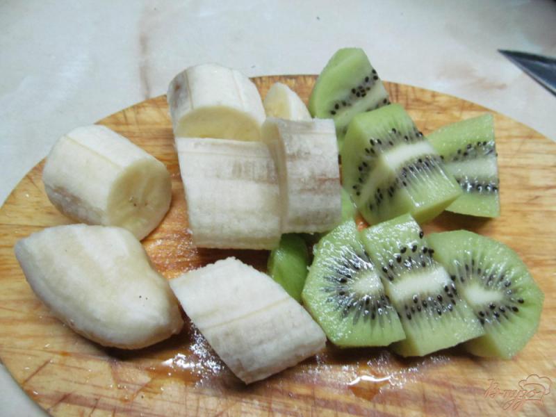 Фото приготовление рецепта: Смузи из мандарина киви и банана шаг №3