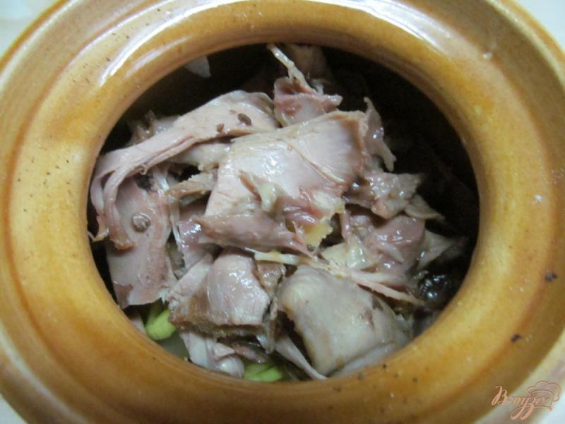 Фото приготовление рецепта: Утиное мясо с вермишелью в горшочке шаг №4