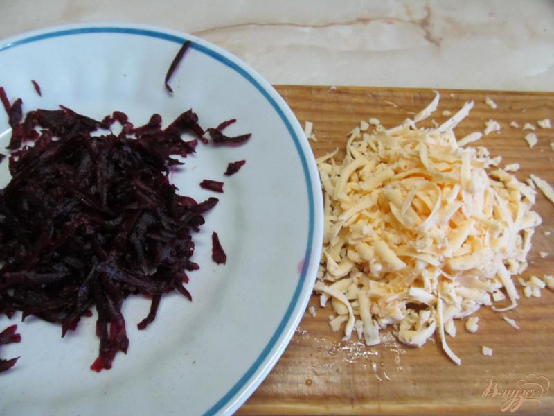 Фото приготовление рецепта: Салат из скумбрии свеклы и сыра шаг №1