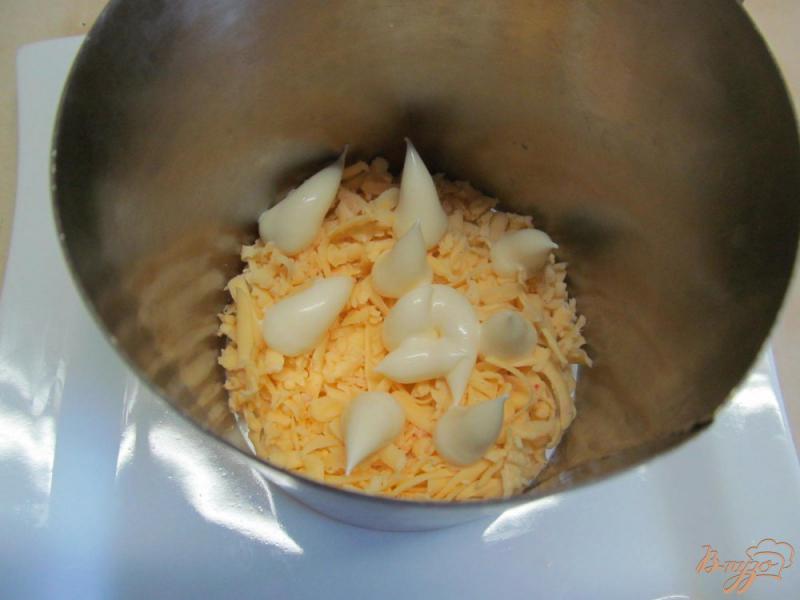 Фото приготовление рецепта: Салат из скумбрии свеклы и сыра шаг №2