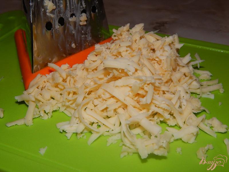 Фото приготовление рецепта: Скумбрия под сыром в духовке шаг №3
