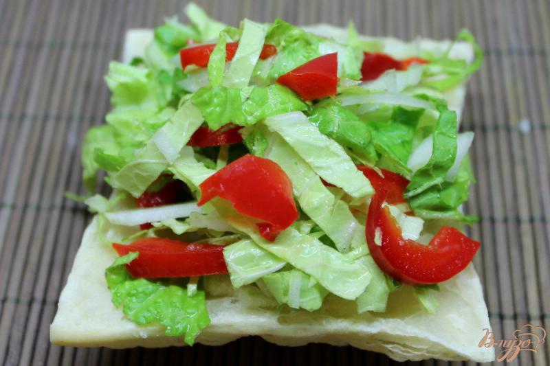 Фото приготовление рецепта: Порционный салат из пекинской капусты с болгарским перцем и фетой шаг №5