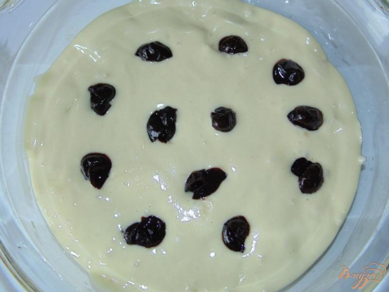 Фото приготовление рецепта: Пирог на бисквитном тесте с яблоком и вишней шаг №6