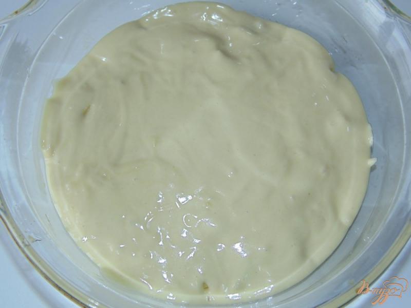 Фото приготовление рецепта: Пирог на бисквитном тесте с яблоком и вишней шаг №5