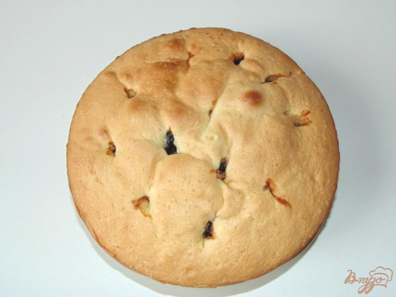 Фото приготовление рецепта: Пирог на бисквитном тесте с яблоком и вишней шаг №7