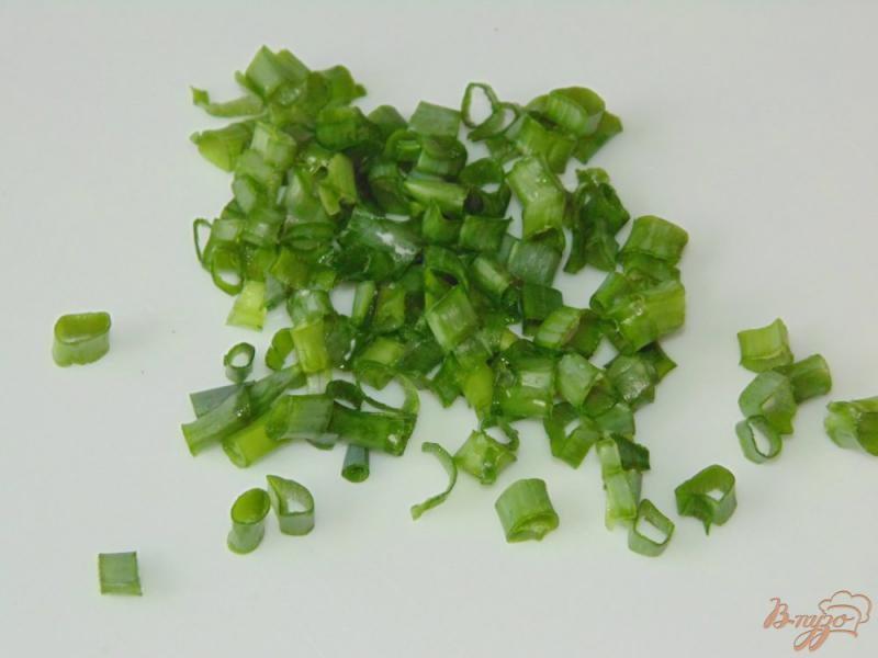 Фото приготовление рецепта: Салат из пекинской капусты с перепелиными яйцами шаг №2