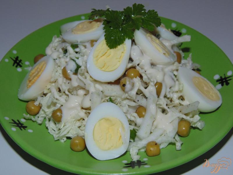 Фото приготовление рецепта: Салат из пекинской капусты с перепелиными яйцами шаг №5
