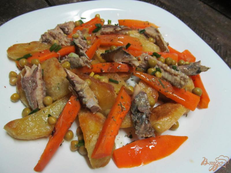 Фото приготовление рецепта: Теплый салат из рыбной консервы шаг №7