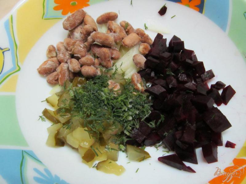 Фото приготовление рецепта: Салат из свеклы фасоли и огурца шаг №2