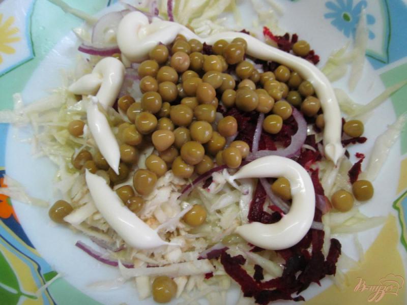 Фото приготовление рецепта: Салат из капусты с пастернаком и свеклой шаг №4