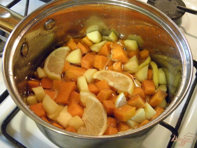 Фото приготовление рецепта: Ароматное тыквенное варенье с лимоном и кусочками яблока шаг №6