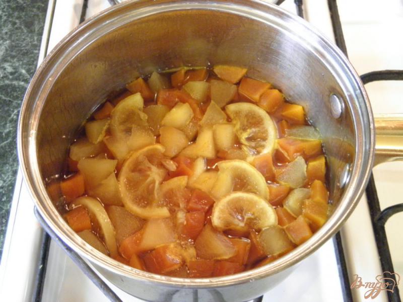 Фото приготовление рецепта: Ароматное тыквенное варенье с лимоном и кусочками яблока шаг №7
