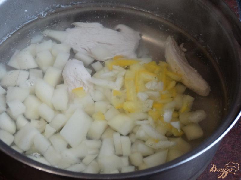 Фото приготовление рецепта: Куриный суп с брокколи шаг №3
