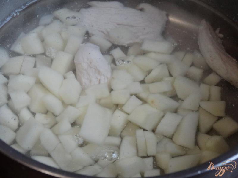Фото приготовление рецепта: Куриный суп с брокколи шаг №2