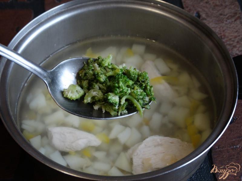 Фото приготовление рецепта: Куриный суп с брокколи шаг №5