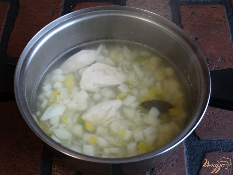 Фото приготовление рецепта: Куриный суп с брокколи шаг №6