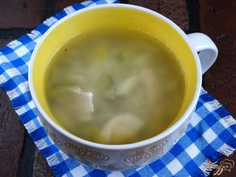 Фото приготовление рецепта: Куриный суп с брокколи шаг №7