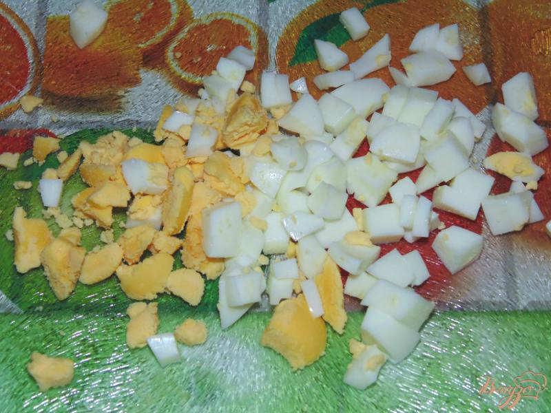 Фото приготовление рецепта: Салат из красной фасоли с копченым сыром и ржаными сухариками шаг №2