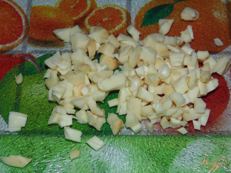 Фото приготовление рецепта: Салат из красной фасоли с копченым сыром и ржаными сухариками шаг №3