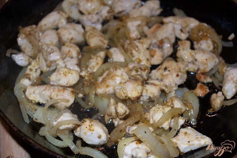Фото приготовление рецепта: Куриное филе со сметано-грибной подливкой шаг №5